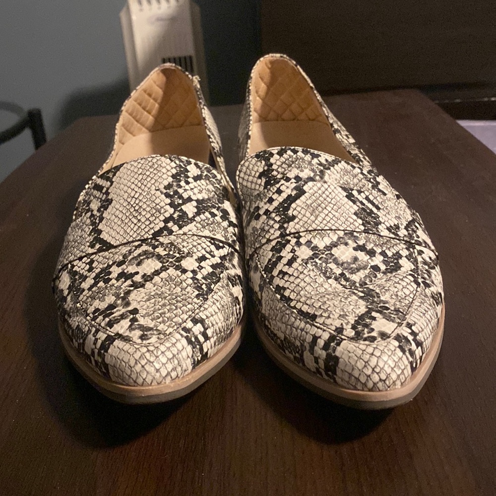 Size 9-9.5 Dr. Scholl’s snakeprint loafers